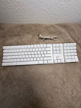 Apple A1048 Wired USB Keyboard